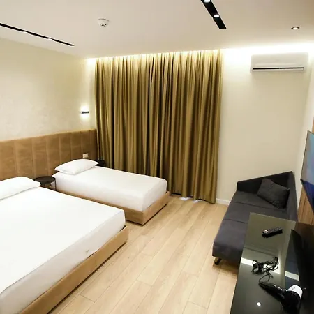 Three Hotell