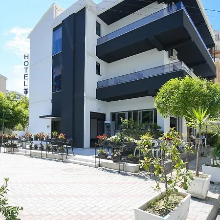 Hotell Three 3*